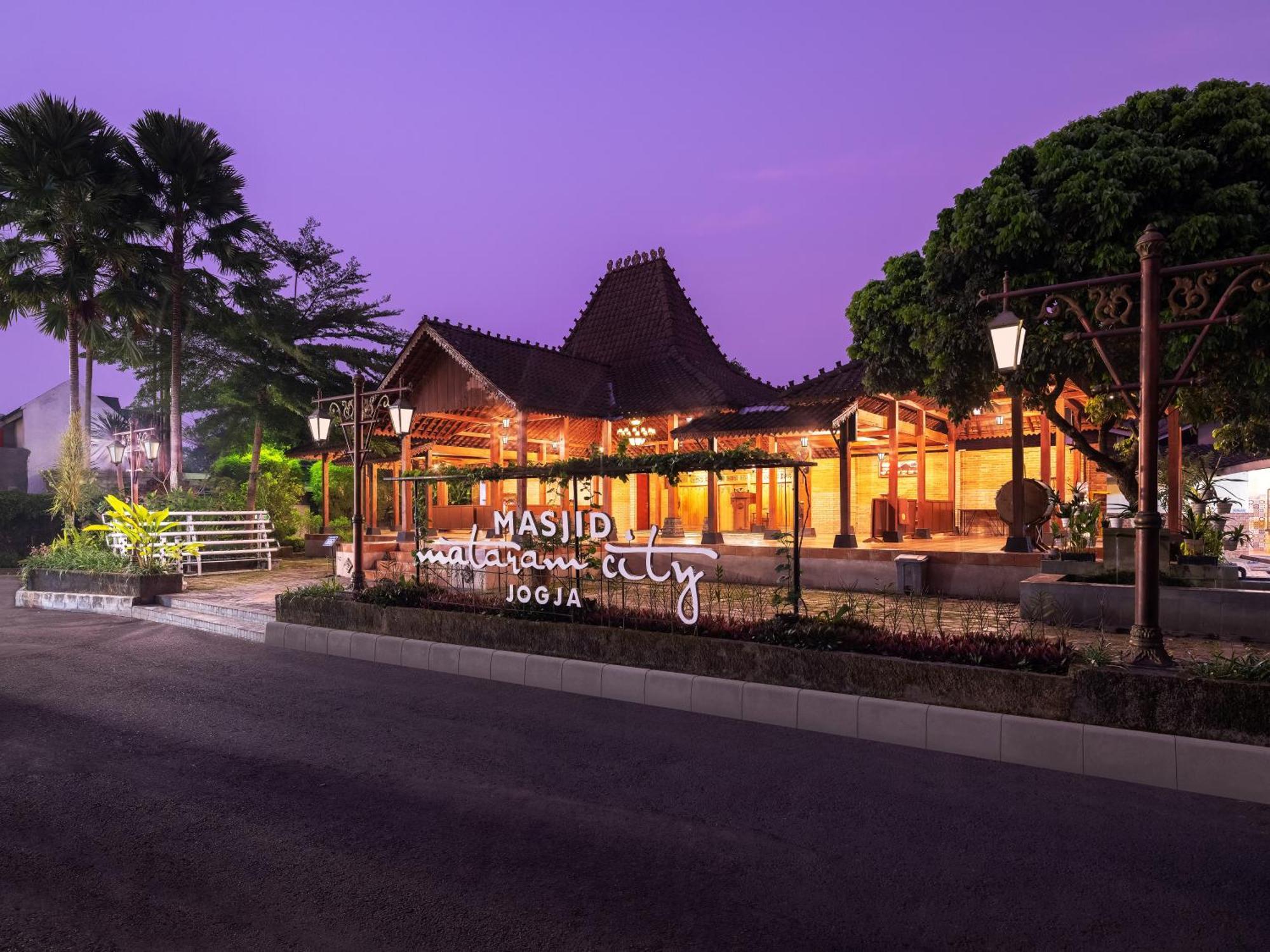 The Alana Yogyakarta Hotel And Convention Center Sleman  Exterior photo